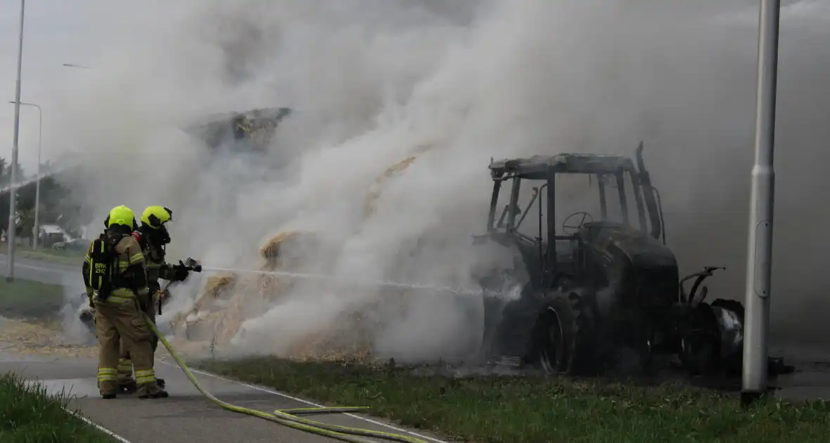 Tractor met hooiwagen uitgebrand - Foto 5