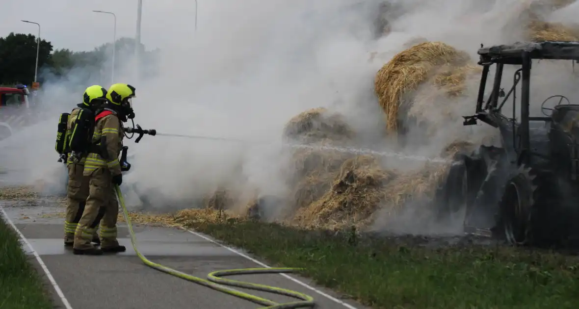 Tractor met hooiwagen uitgebrand - Foto 6