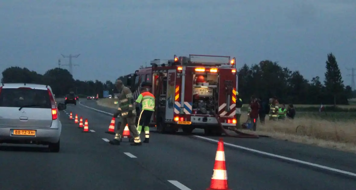 Personenauto uitgebrand op snelweg - Foto 2