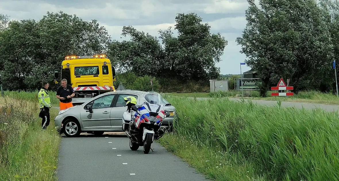 Auto loopt forse schade op nadat die van de weg raakt