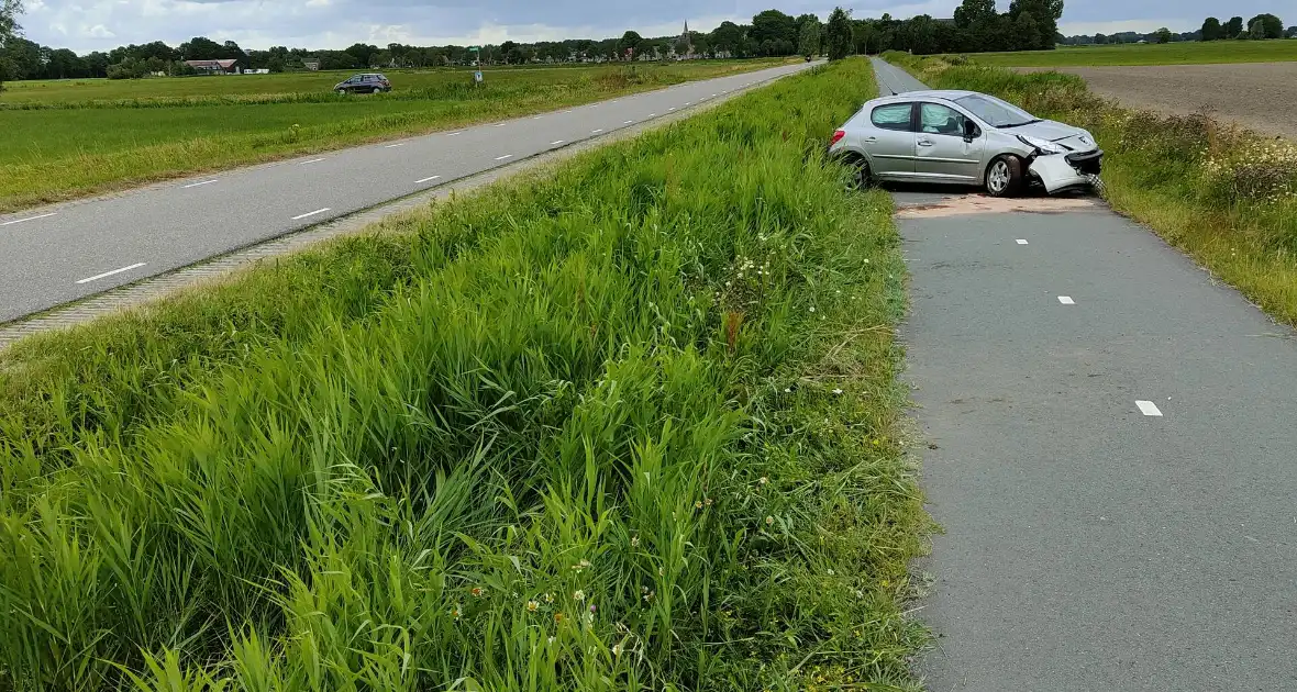 Auto loopt forse schade op nadat die van de weg raakt - Foto 1