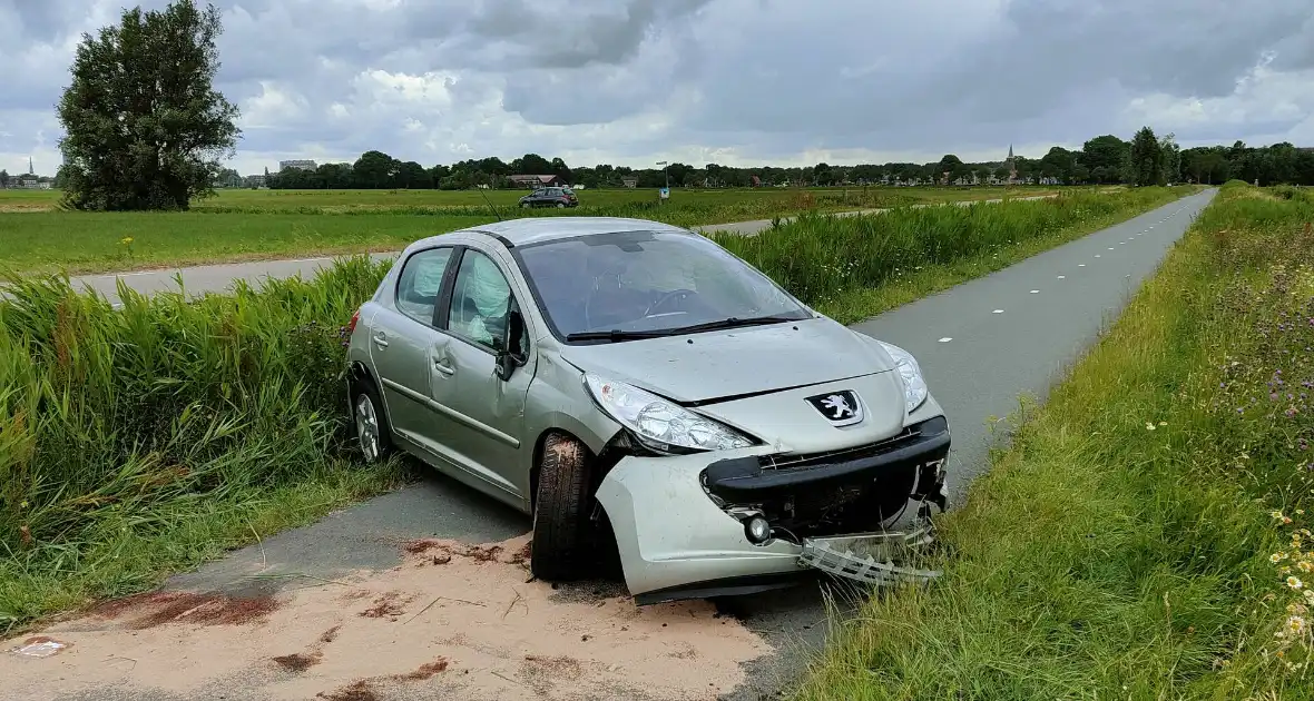 Auto loopt forse schade op nadat die van de weg raakt - Foto 2