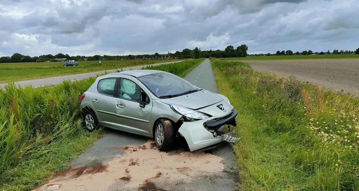 Auto loopt forse schade op nadat die van de weg raakt - Foto 3