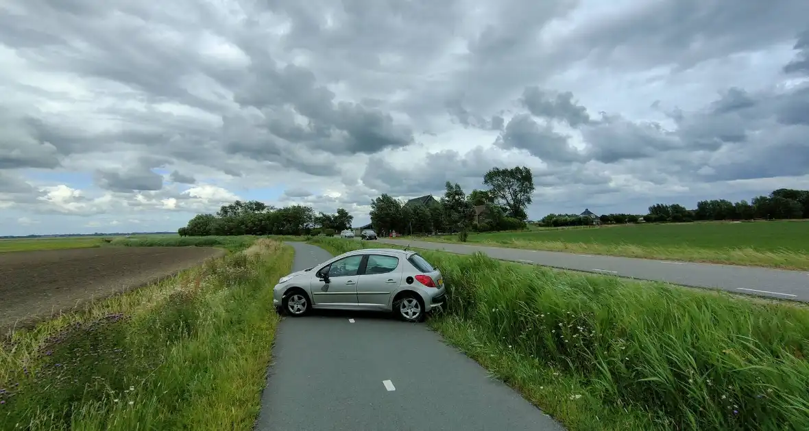 Auto loopt forse schade op nadat die van de weg raakt - Foto 4