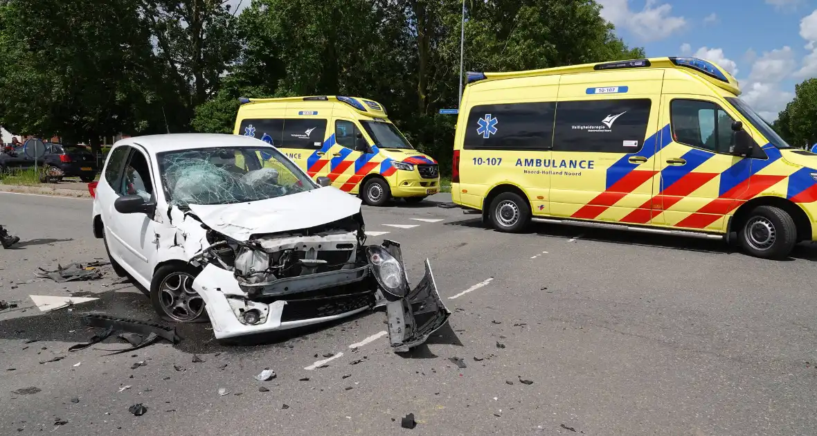 Drie gewonden bij botsing