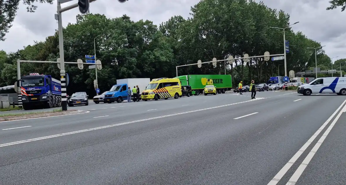 Vier auto's botsen op elkaar