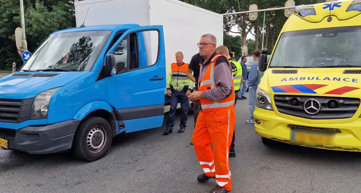 Vier auto's botsen op elkaar - Foto 2