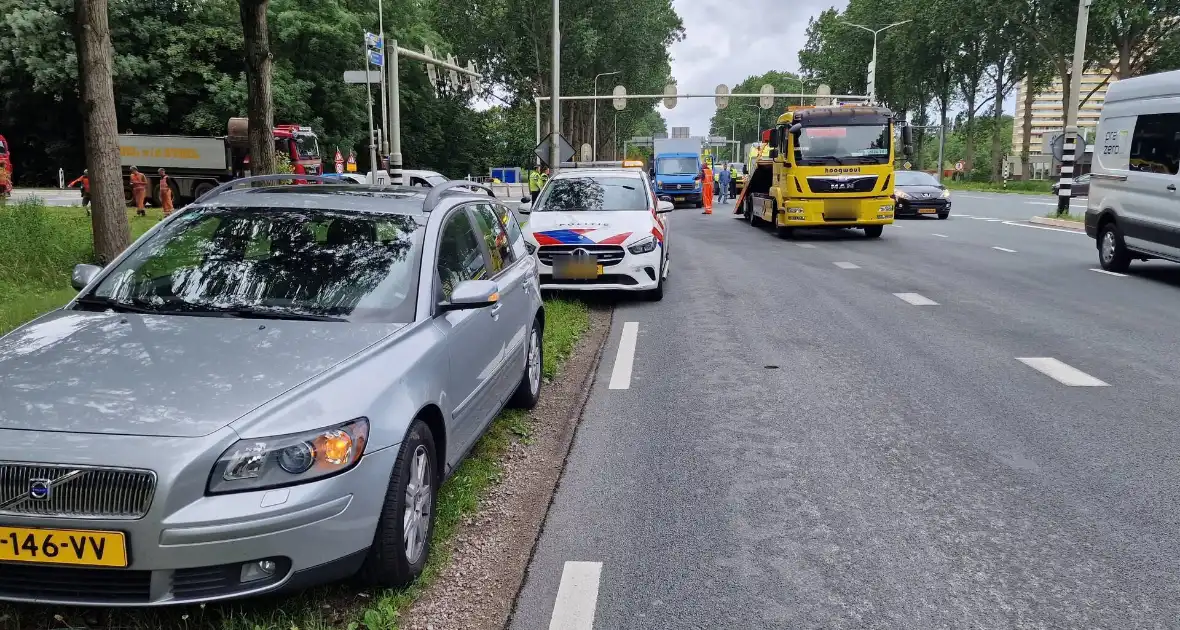 Vier auto's botsen op elkaar - Foto 3