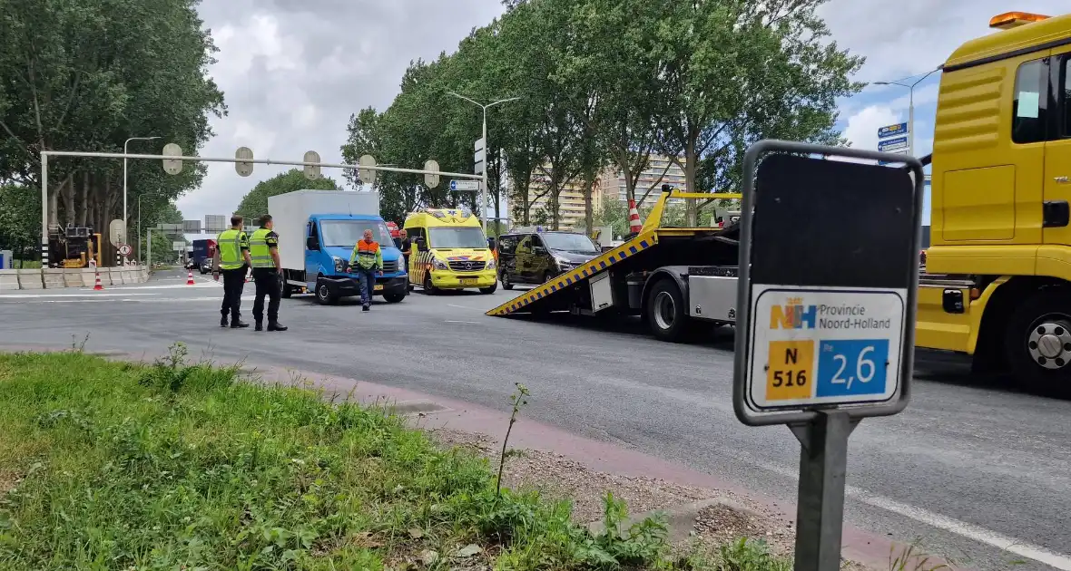 Vier auto's botsen op elkaar - Foto 4