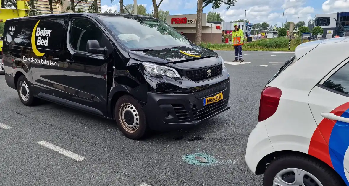 Vier auto's botsen op elkaar - Foto 6