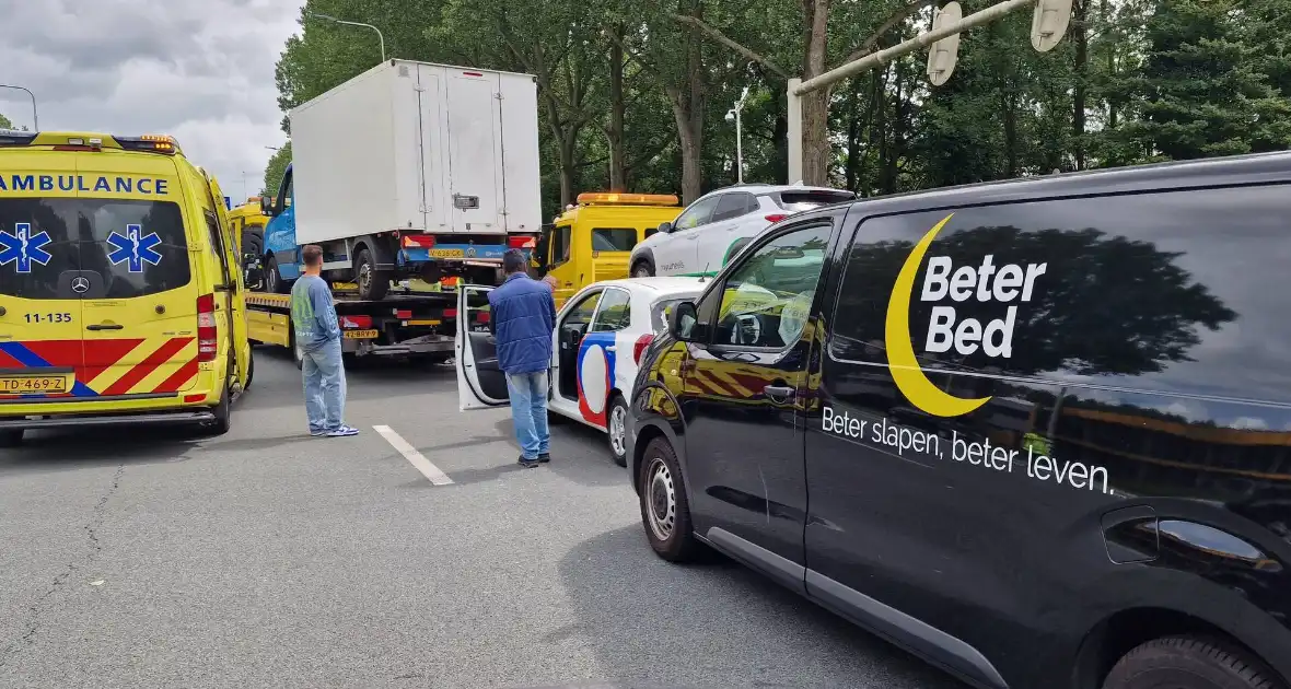 Vier auto's botsen op elkaar - Foto 8