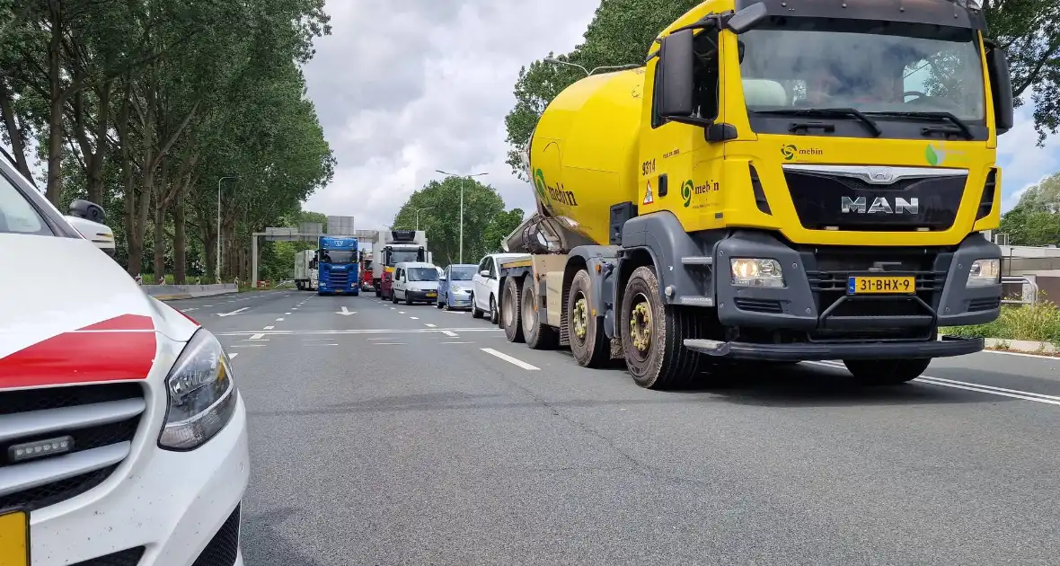 Vier auto's botsen op elkaar - Foto 9