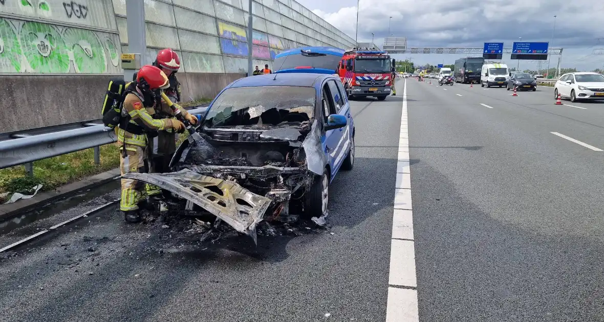 Auto vliegt in brand op snelweg