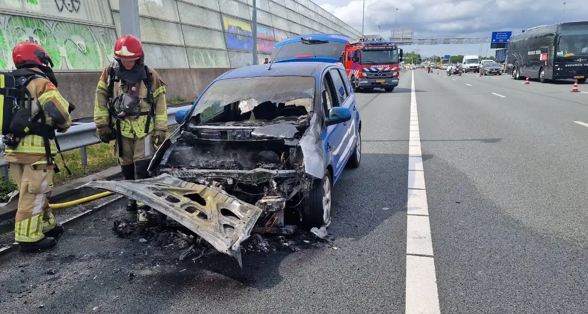 Auto vliegt in brand op snelweg - Foto 1