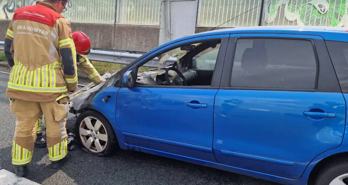 Auto vliegt in brand op snelweg - Foto 2