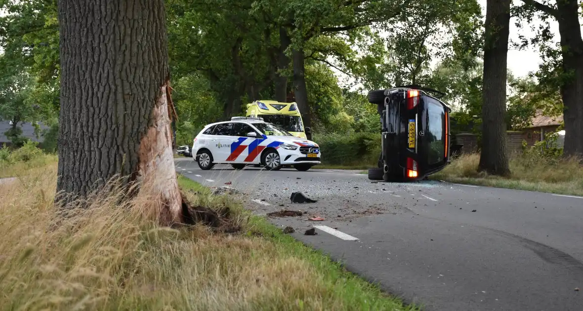 Auto crasht tegen boom, bestuurder gewond