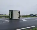 Verhuiswagen kantelt door zomerstorm Poly