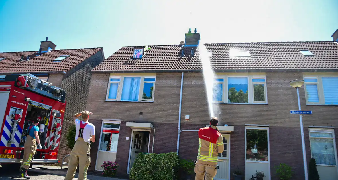 Brandweer probeert kat van dak te halen - Foto 4