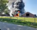 Enorme brand in loods met stro