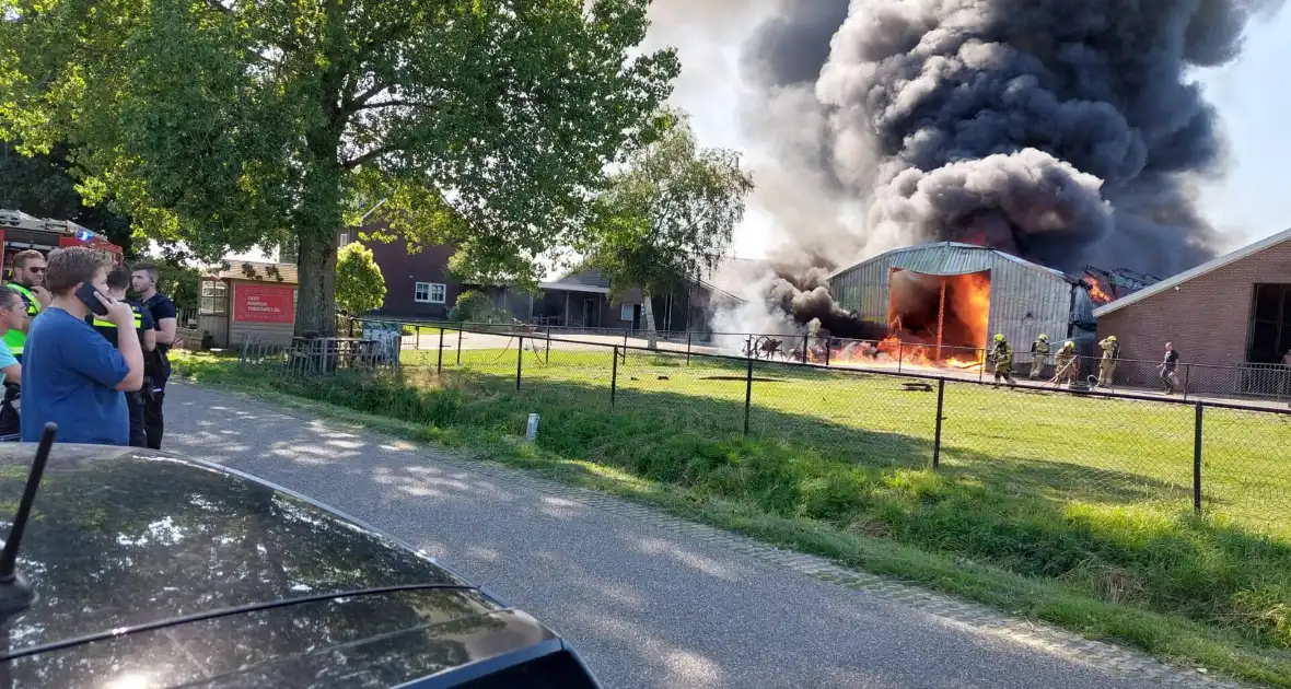 Enorme brand in loods met stro - Foto 1