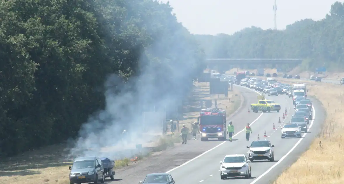 Bermbrand langs snelweg