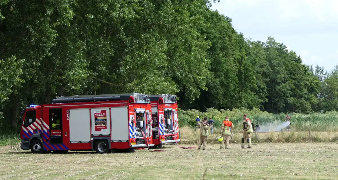 Grasmaaier vat vlam in weiland