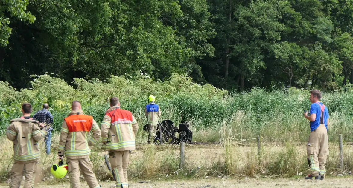 Grasmaaier vat vlam in weiland - Foto 1