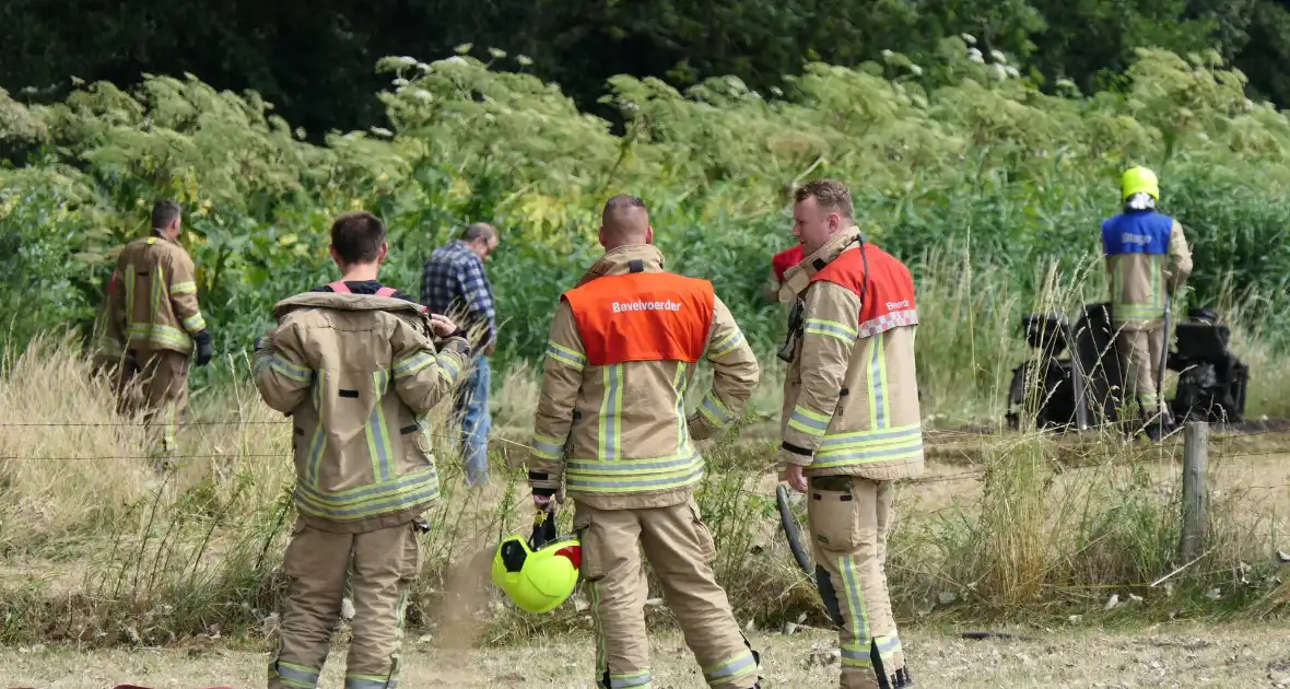 Grasmaaier vat vlam in weiland - Foto 2