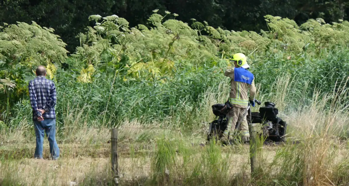 Grasmaaier vat vlam in weiland - Foto 3