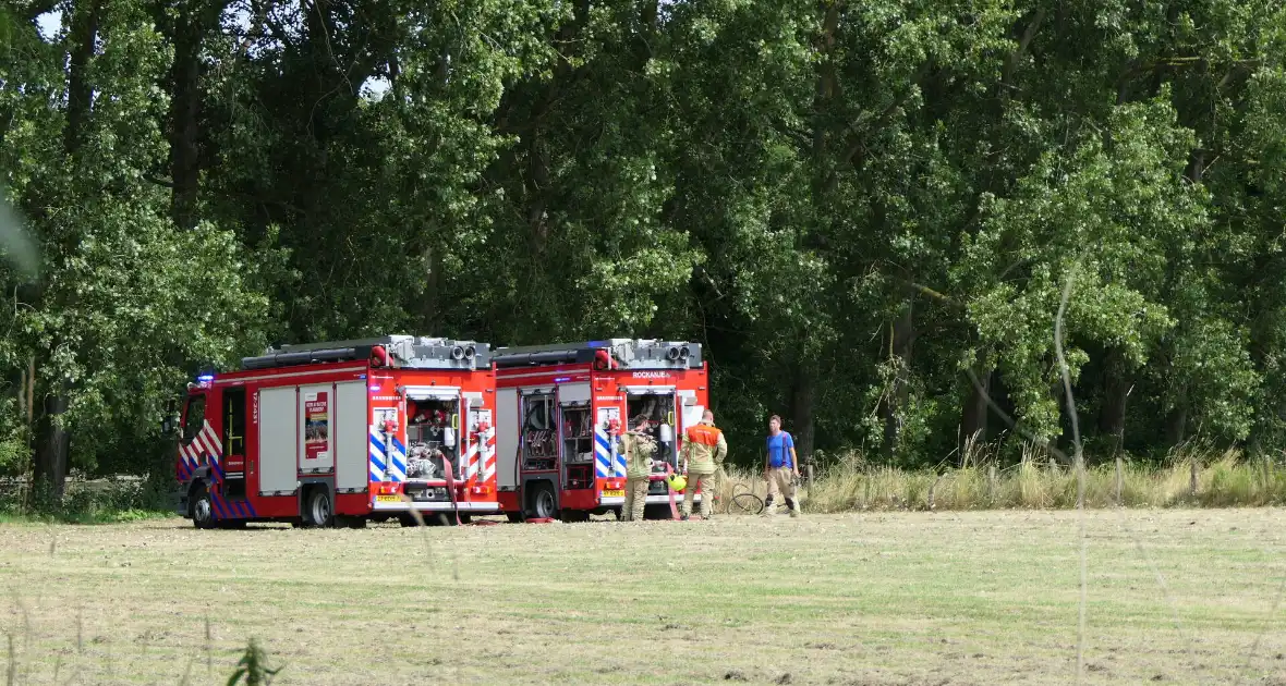 Grasmaaier vat vlam in weiland - Foto 4