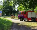 Brandweer haalt fiets en verkeersbord uit water