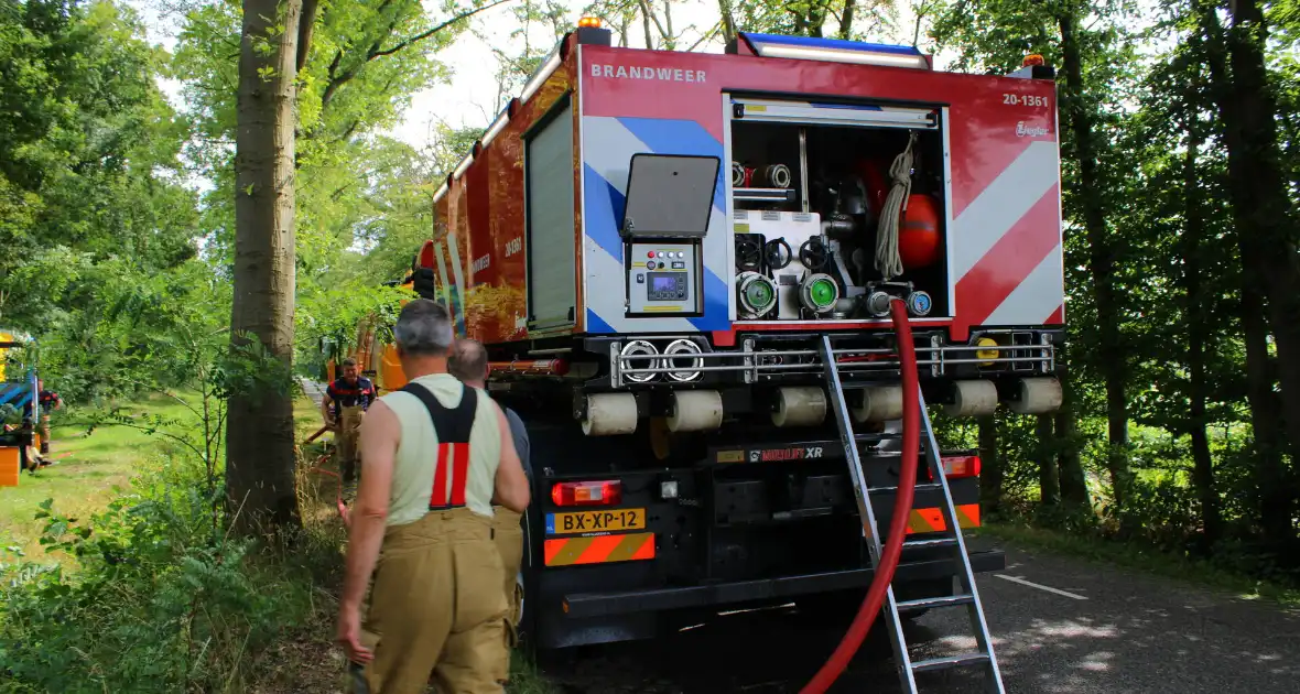 Militaire voertuig ingezet voor bestrijden van natuurbrand - Foto 4