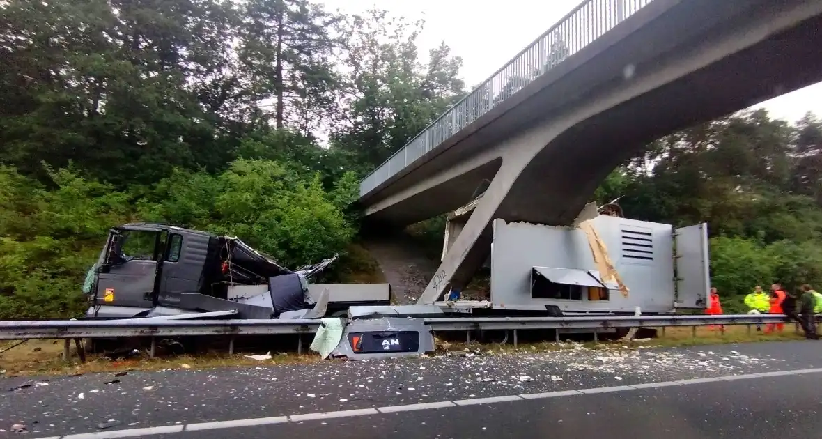 Enorme schade nadat vrachtwagen tegen viaduct rijdt