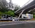 Enorme schade nadat vrachtwagen tegen viaduct rijdt