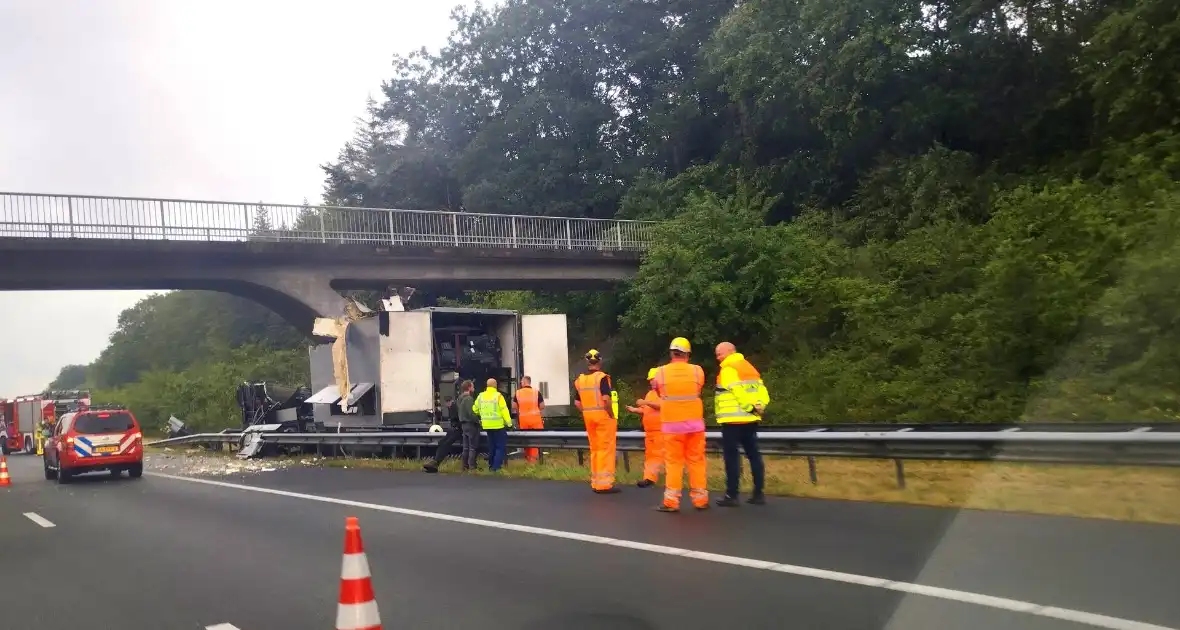 Enorme schade nadat vrachtwagen tegen viaduct rijdt - Foto 2