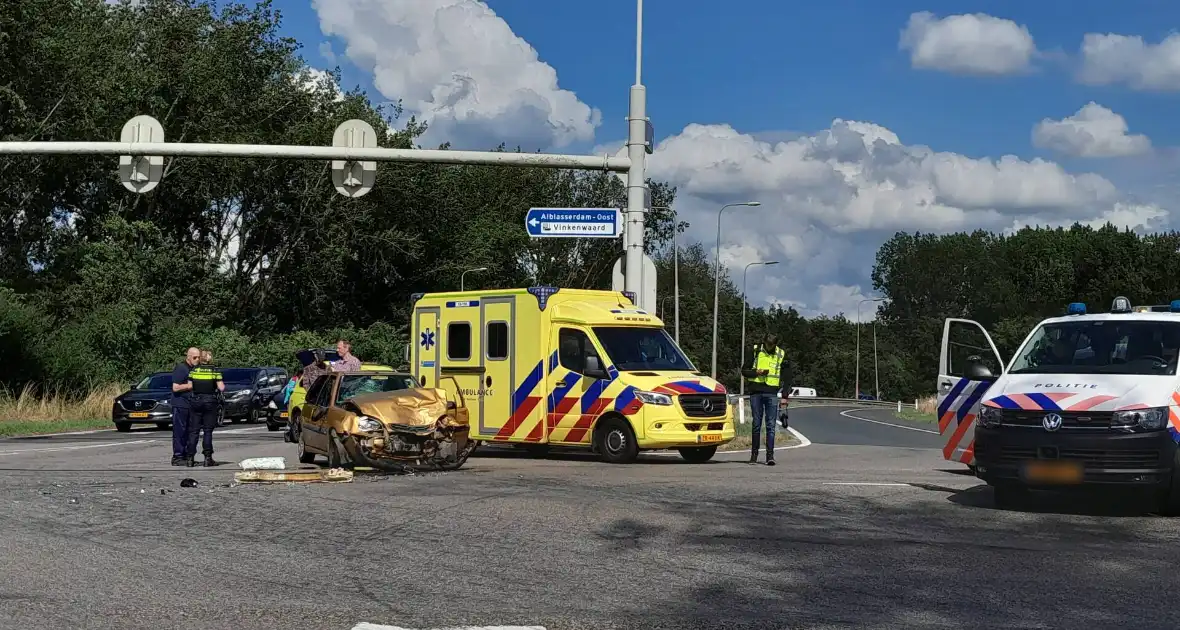 Gewonde bij flinke aanrijding - Foto 1