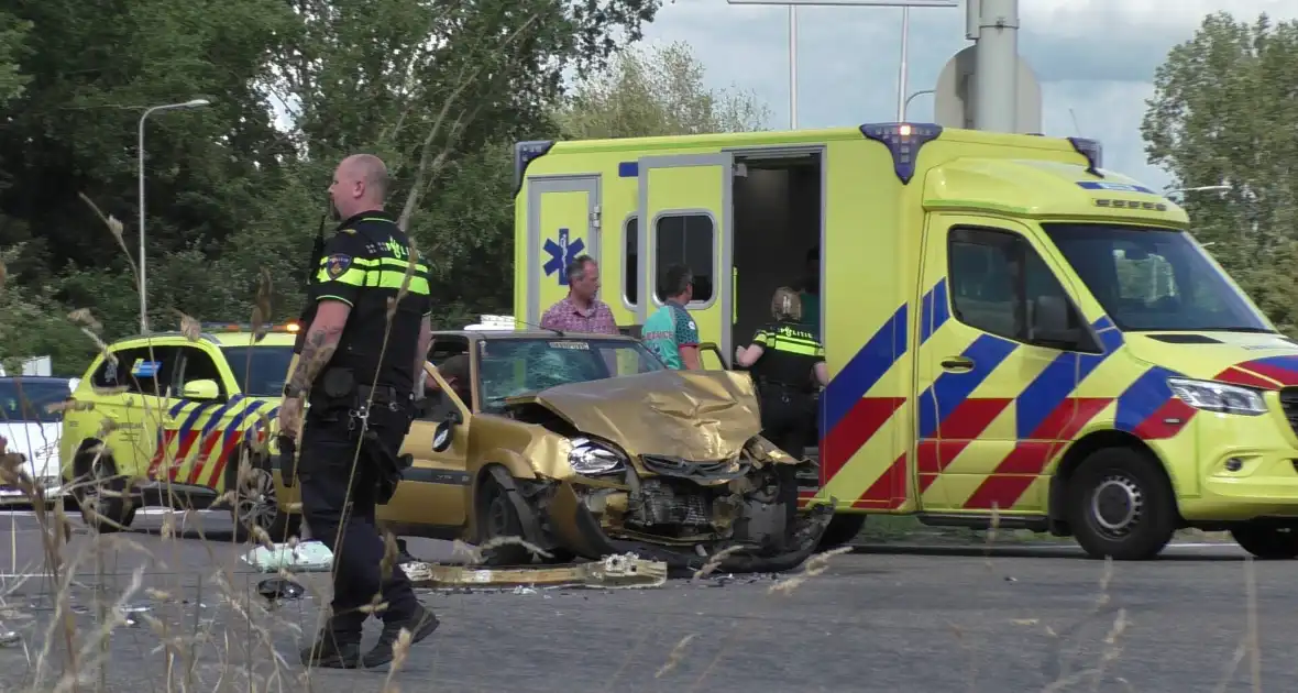 Gewonde bij flinke aanrijding - Foto 10