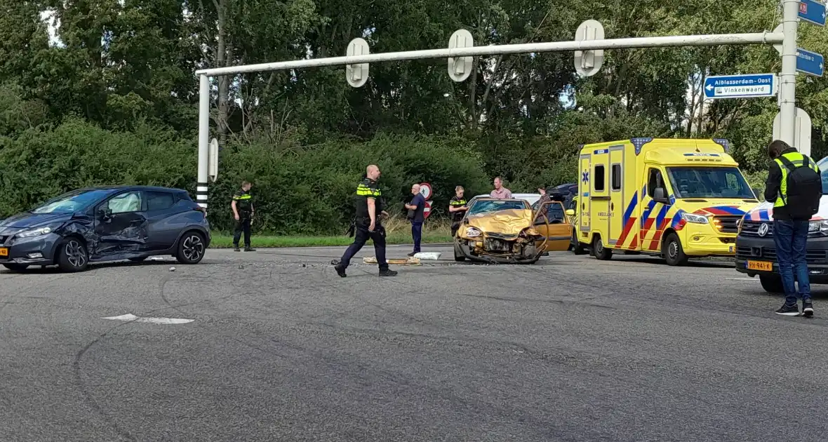 Gewonde bij flinke aanrijding - Foto 2