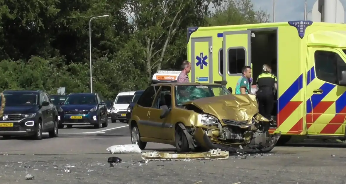 Gewonde bij flinke aanrijding - Foto 3