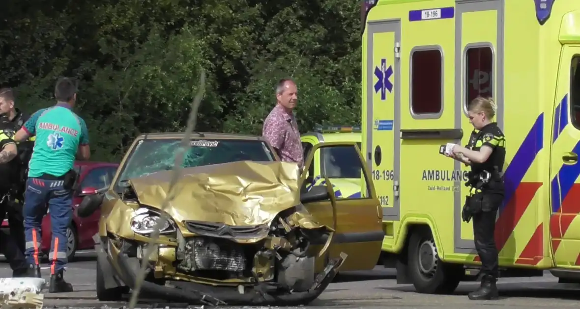 Gewonde bij flinke aanrijding - Foto 4