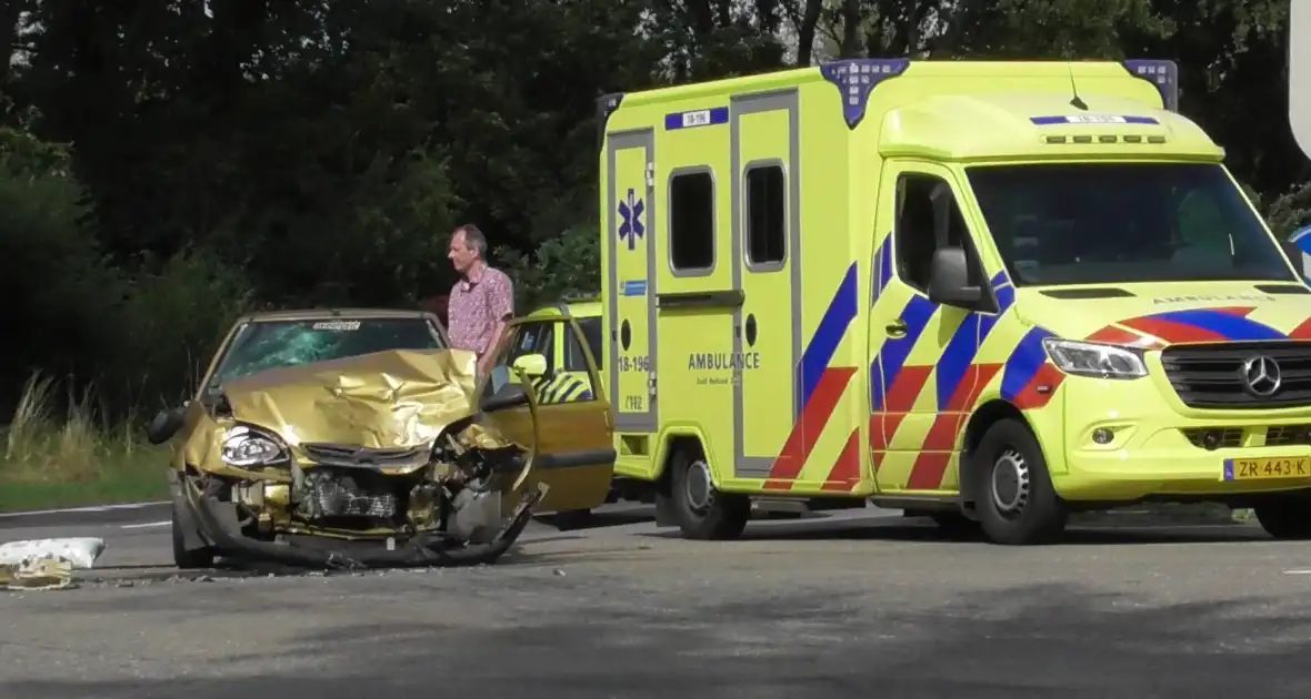 Gewonde bij flinke aanrijding - Foto 5