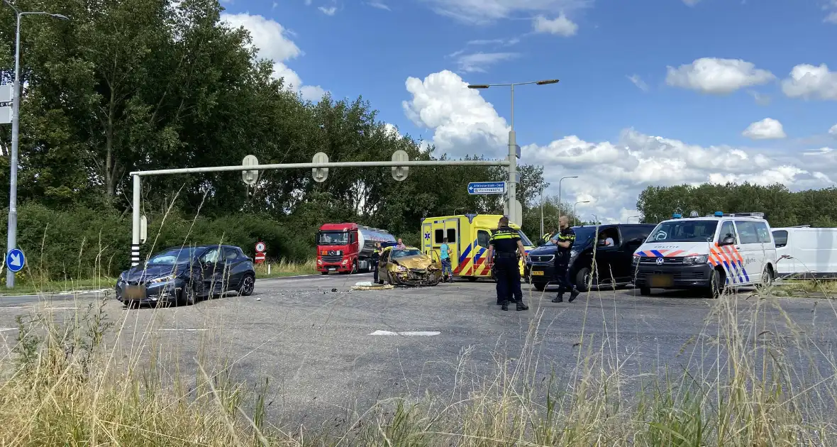Gewonde bij flinke aanrijding - Foto 6