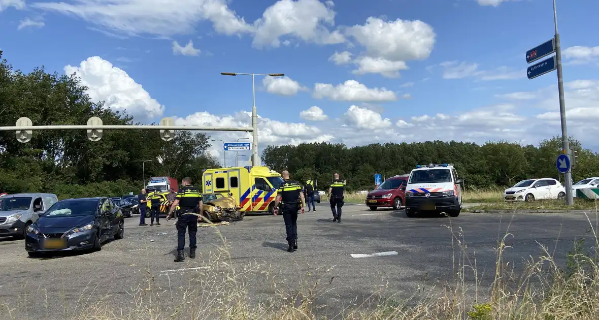 Gewonde bij flinke aanrijding - Foto 7
