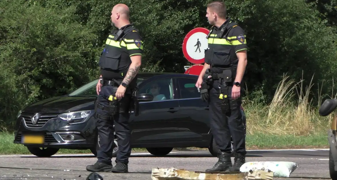 Gewonde bij flinke aanrijding - Foto 8