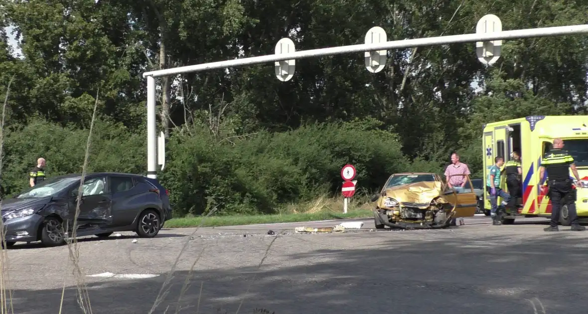 Gewonde bij flinke aanrijding - Foto 9