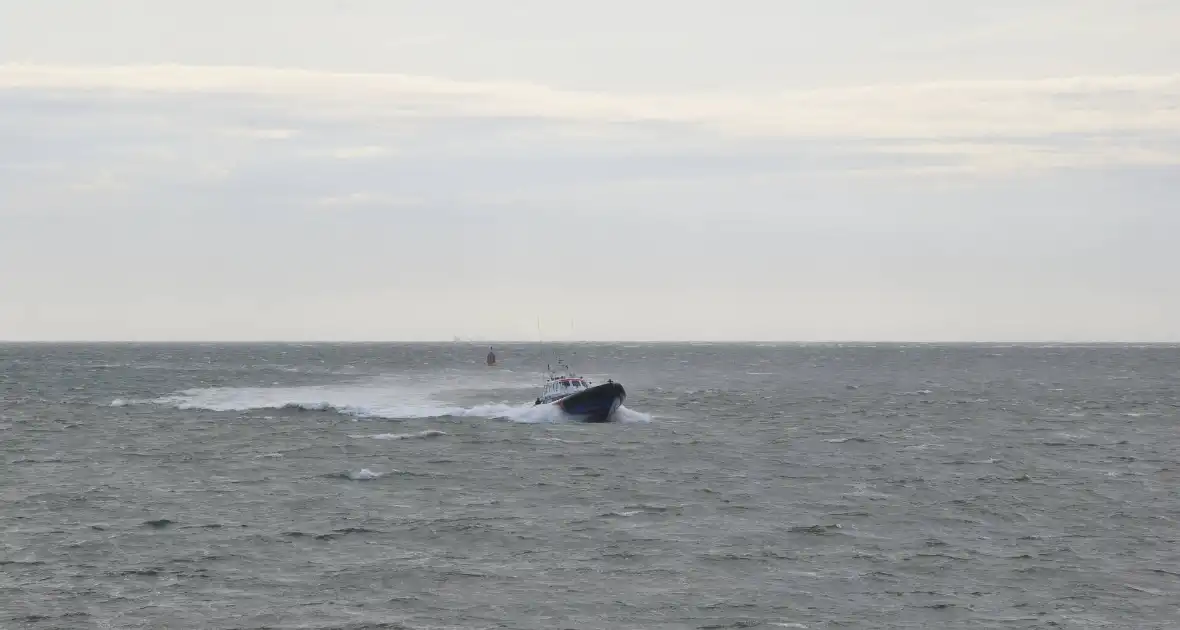 Grote zoekactie naar vermiste surfer rondom Oosterscheldekering - Foto 6