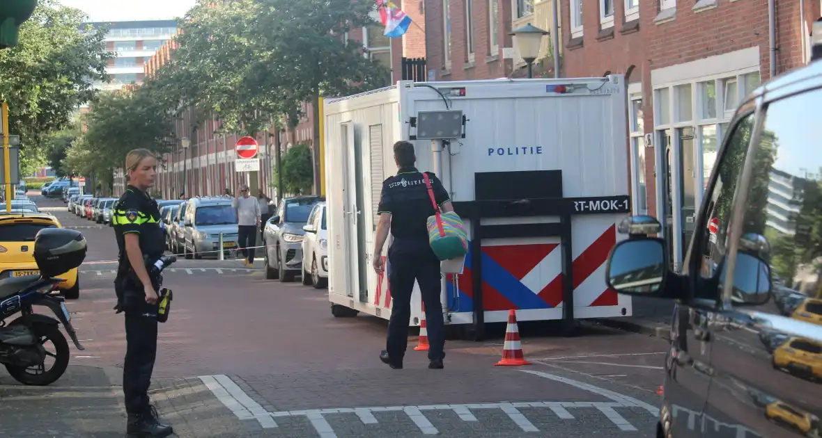 Overleden vrouw aangetroffen in woning, twee mannen aangehouden - Foto 10