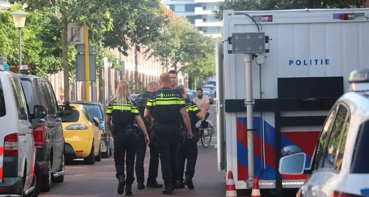 Overleden vrouw aangetroffen in woning, twee mannen aangehouden - Foto 11
