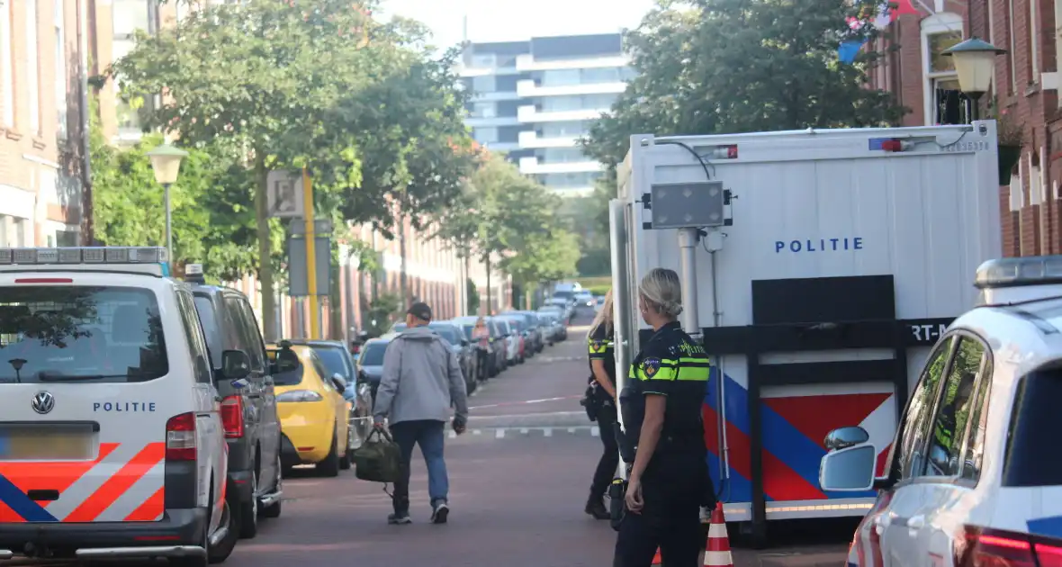 Overleden vrouw aangetroffen in woning, twee mannen aangehouden - Foto 13