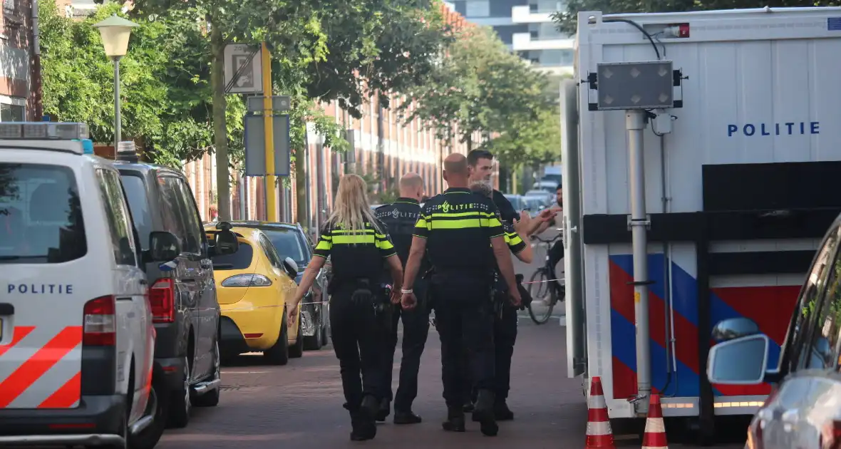 Overleden vrouw aangetroffen in woning, twee mannen aangehouden - Foto 14